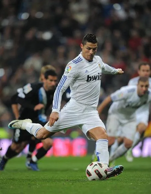 28 Ảnh Ronaldo Sút Bóng - Khoảnh khắc dứt điểm mạnh mẽ của Cr7 trên sân cỏ đỉnh cao