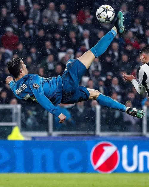 6 Ronaldo xe đạp chổng ngược và cảm giác như đang xem xiếc thể lực ngoài đời
