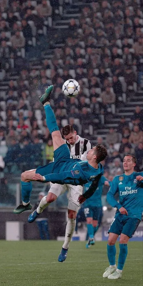 1 Ronaldo xe đạp chổng ngược và khoảnh khắc vừa buồn cười vừa nể phục khó tả