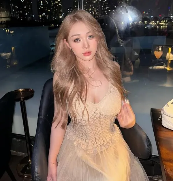 18 Bikini cổ vuông màu trắng, dáng quay lưng, nền biển xanh tạo cảm giác mát lành.