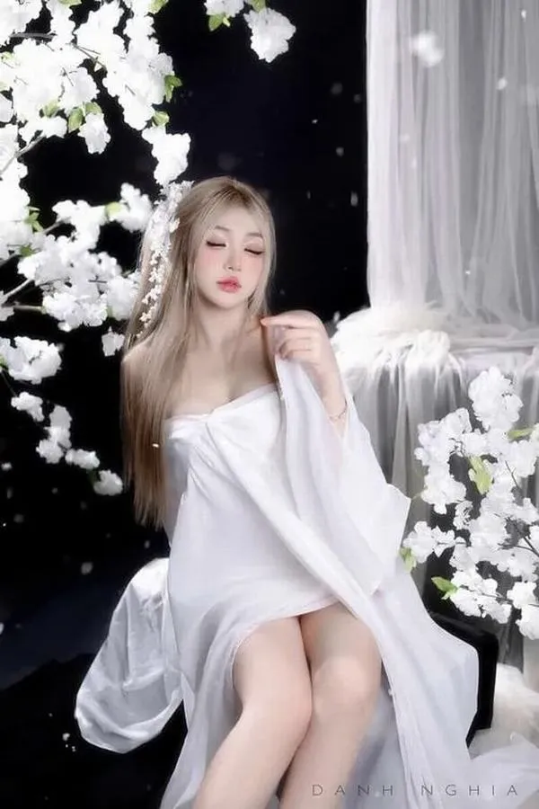 19 Bikini hai mảnh pastel, khăn choàng mỏng, pose nhẹ nhàng kiểu nghỉ dưỡng.