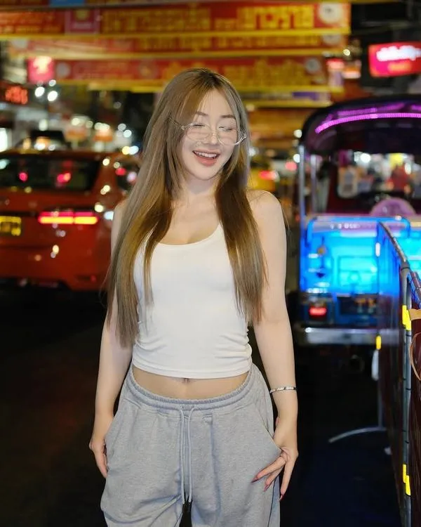 21 Ảnh đi biển với bikini tôn dáng, cô bước đi trên cát, gió biển làm tóc bay tự nhiên.