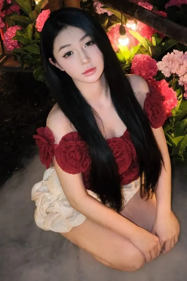 23 Trần Hà Linh tựa lan can nhìn biển, bikini tối giản, bố cục sạch và thoáng.