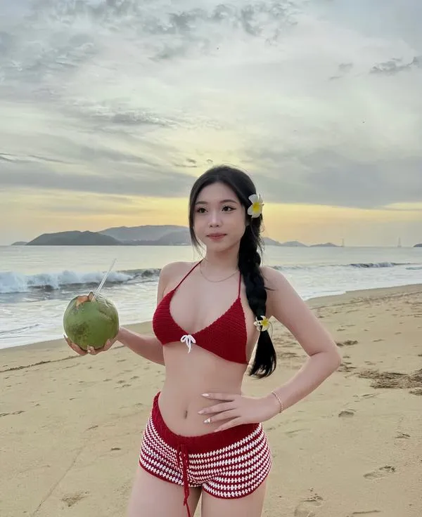 44 Ảnh Trần Hà Linh bikini sexy phong cách gợi cảm gương mặt Á Đông hiện đại