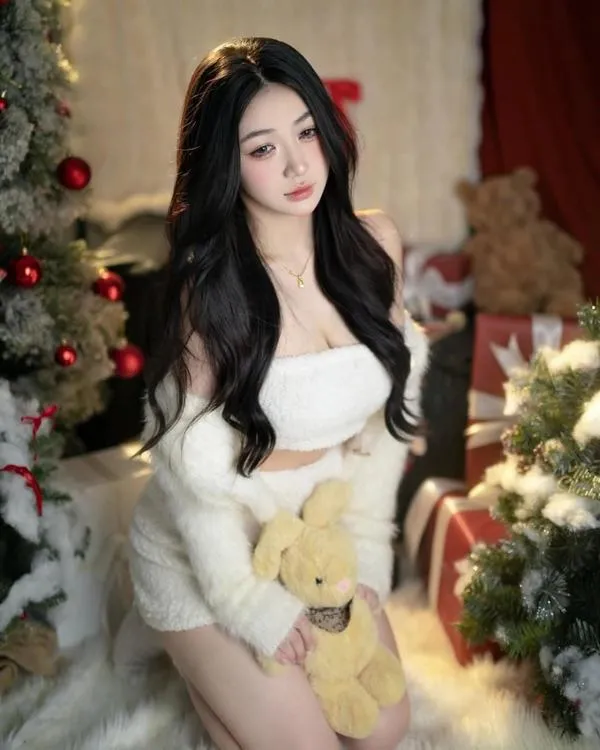 29 Trần Hà Linh đứng cạnh hồ bơi, ánh phản quang mặt nước làm ảnh nhìn mát và sang.