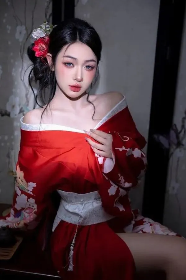 37 Bikini cổ vuông tông trắng, bố cục tập trung chủ thể, nền trời xanh trong trẻo.