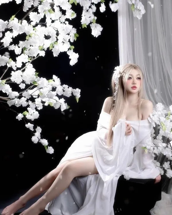 10 Bikini trắng phối túi cói, chụp góc ngang, nền bãi cát sạch và thoáng.