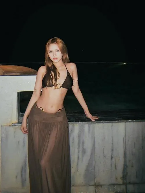 2 Phong cách hiện đại trong ảnh Xoài Non bikini: tông ấm, tương phản và bắt sáng