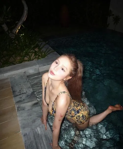 5 Từ hồ bơi đến bãi biển, ảnh Xoài Non bikini gợi ý cách chọn nền xanh ngọc