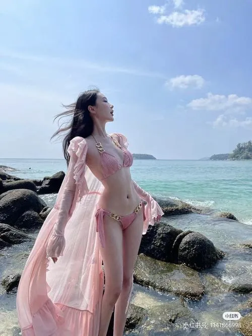 57 Nàng thả tóc ướt, bikini đen, gương mặt lạnh, bờ vai trần quyến rũ.