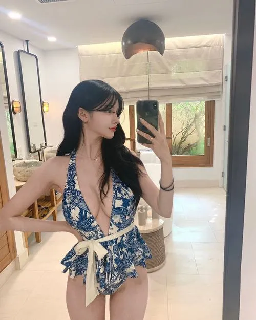 42 Nàng mặc bikini cổ yếm, ngực đầy vừa, eo thon, gió làm tóc bay mịn.