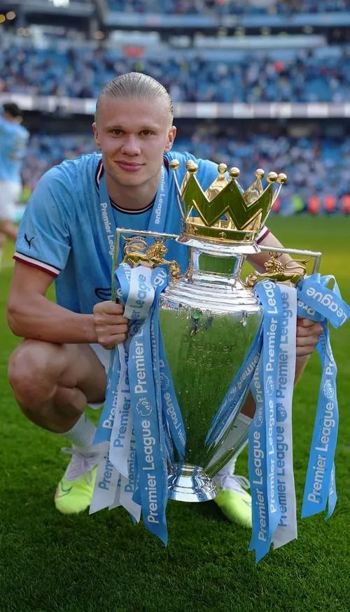 11 Tải ảnh đẹp Haaland ôm cúp, sân Etihad phía sau và áo xanh lam nổi bật