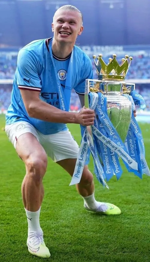 12 Hình Haaland nâng cúp, khán đài rực sáng làm nền cho khoảnh khắc ngầu