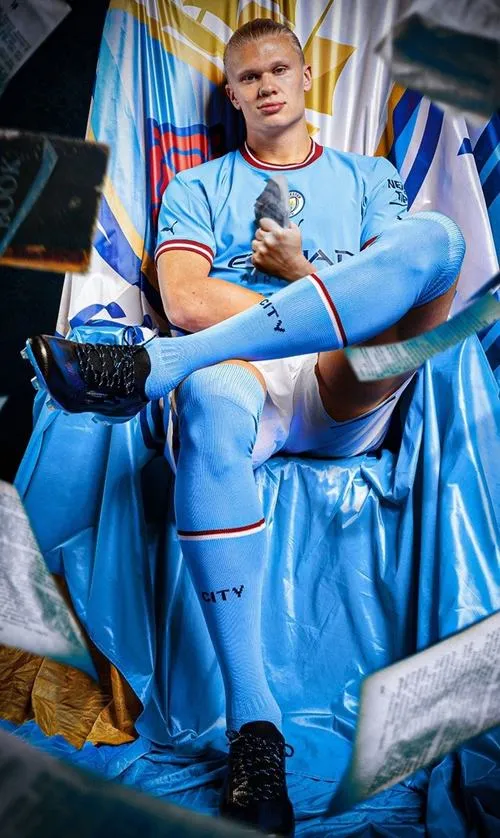 14 Hình nền điện thoại Haaland ngồi tạo dáng, tóc búi đuôi ngựa và tông xanh dịu