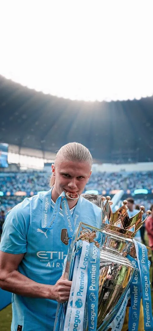 18 Ảnh bìa đẹp Haaland bên chiếc cúp, sân Etihad rộng mở tạo không khí chiến thắng