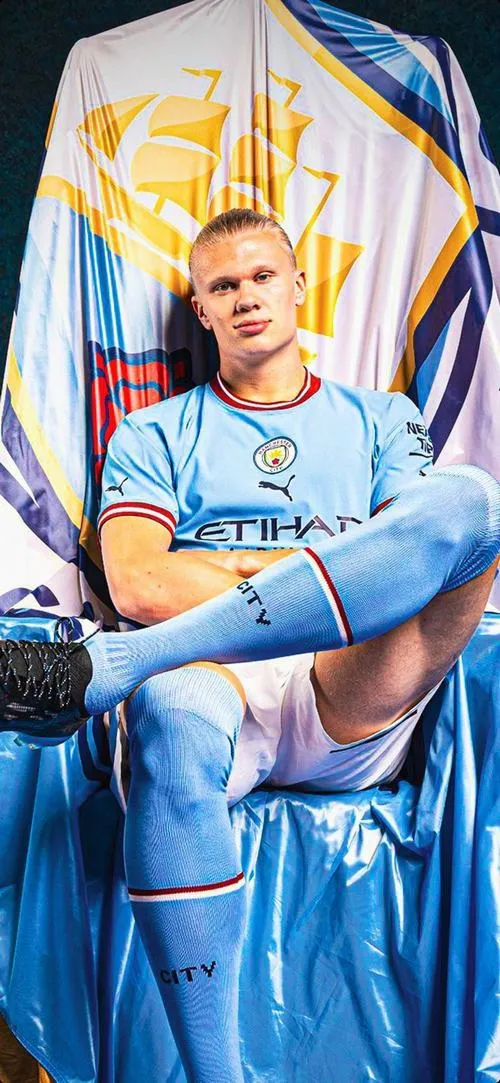 3 Tải ảnh ngầu Haaland tạo dáng, tóc búi đuôi ngựa và màu áo xanh lam nổi khối