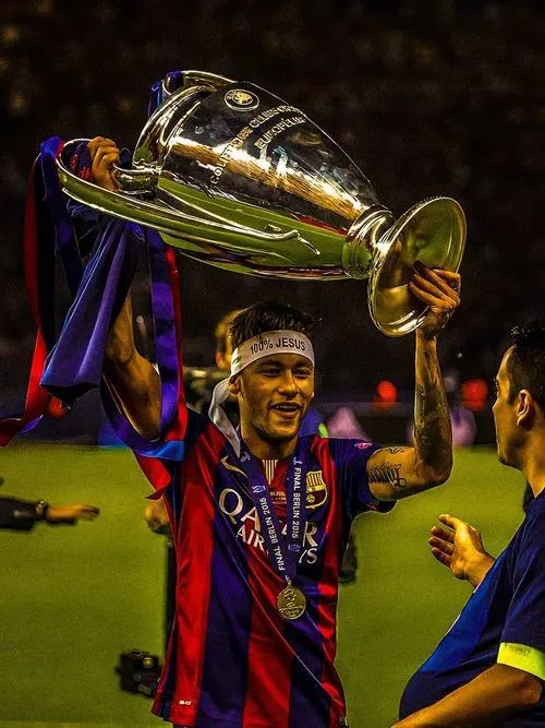 11 Neymar đối mặt hậu vệ, đảo chân liên tục rồi đập nhả tam giác với Messi