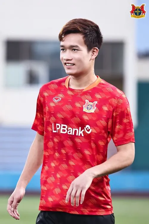 10 Ảnh khoảnh khắc thi đấu Hoàng Đức áo đỏ, chạy chỗ nhẹ, gương mặt sáng, hậu cảnh mờ