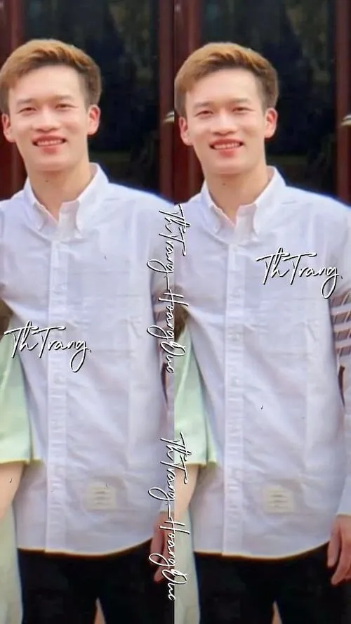 20 Ảnh hậu trường hai chàng trai áo trắng đứng cạnh nhau, dáng lịch sự, ánh sáng mềm và sạch nền