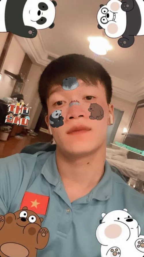 21 Ảnh tiền vệ trung tâm Hoàng Đức che bóng, giày bám cỏ, bó cơ căng, pressing sát phía sau