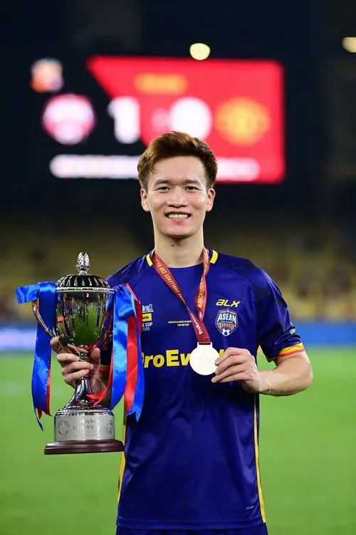 22 Hoàng Đức ngẩng đầu quan sát, chuẩn bị chuyền mở biên, bóng nằm sát chân, nét mặt lạnh