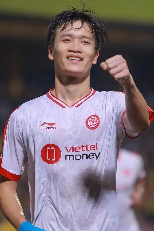 24 Ảnh sân cỏ bắt trọn cú xoay sở phạm vi hẹp, kèo trái ma thuật và điểm rơi đường chuyền