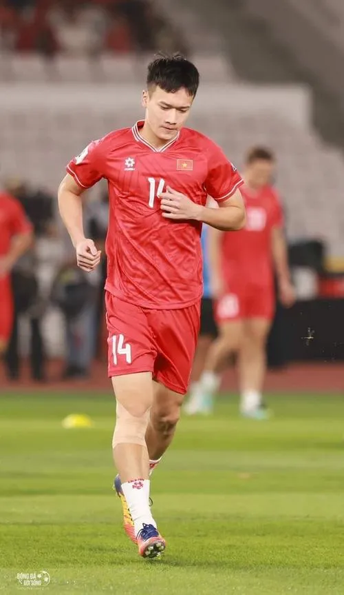 25 Hoàng Đức bứt tốc vài nhịp, vệt bóng lăn và bụi cỏ bay, bố cục tele nén nền đẹp