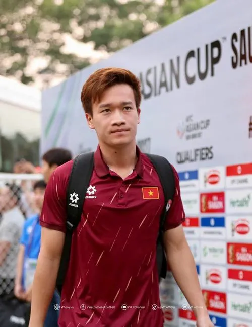 27 Hoàng Đức đứng vòng tròn giữa sân, điều tiết nhịp trận, đồng đội dàn hàng, đối thủ rình rập