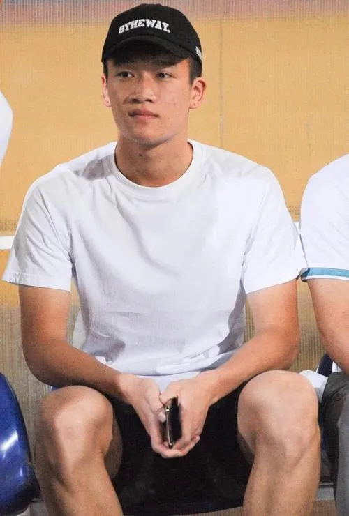 28 Ảnh ngôi sao đội tuyển với phù hiệu trên áo đấu, ánh đèn ban đêm tạo viền sáng rõ nét