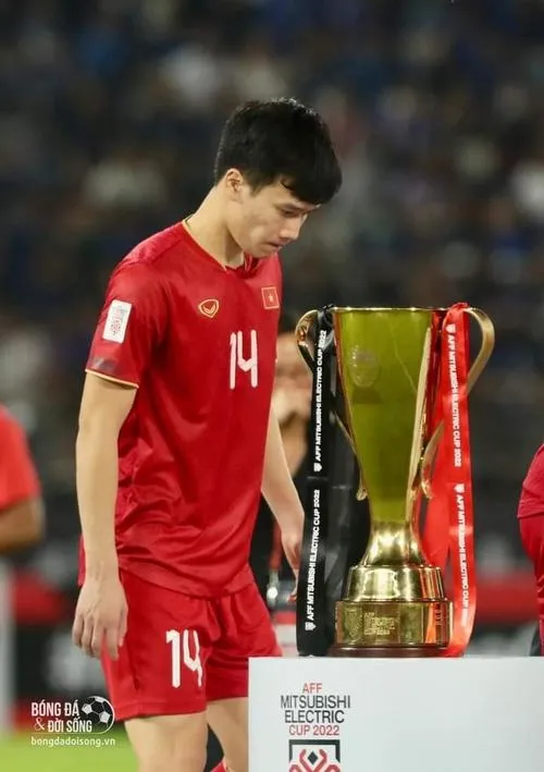 29 Hoàng Đức giơ tay gọi bóng, khán đài cổ động viên rực màu, không khí bùng nổ lan tỏa