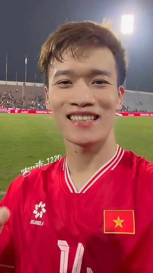 30 Ảnh khoảnh khắc thi đấu khi Hoàng Đức nhận bóng một chạm, hướng người mở góc chuyền dài