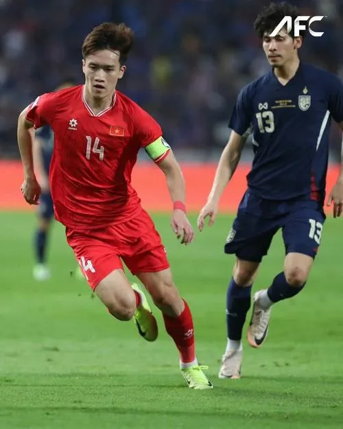 31 Hoàng Đức rời phòng thay đồ, tay xách túi, số áo sau lưng, hậu trường sân vận động thật đời