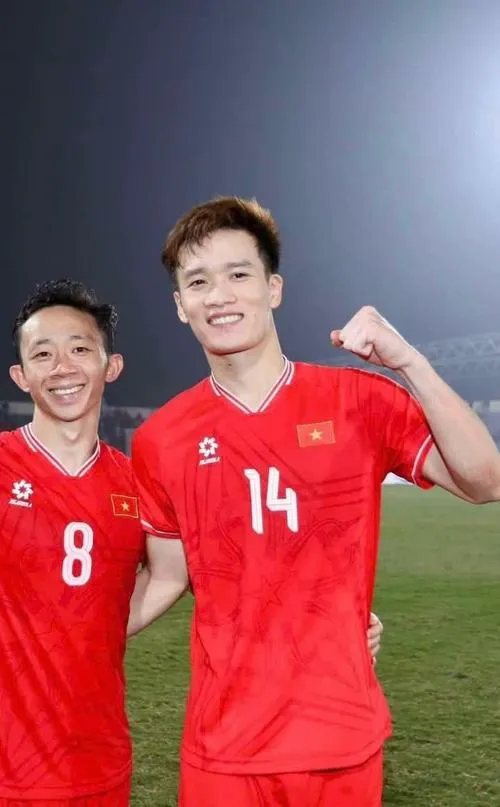 32 Ảnh chân dung cầu thủ lúc khởi động, vệt mồ hôi trên trán, ánh mắt tập trung cao độ