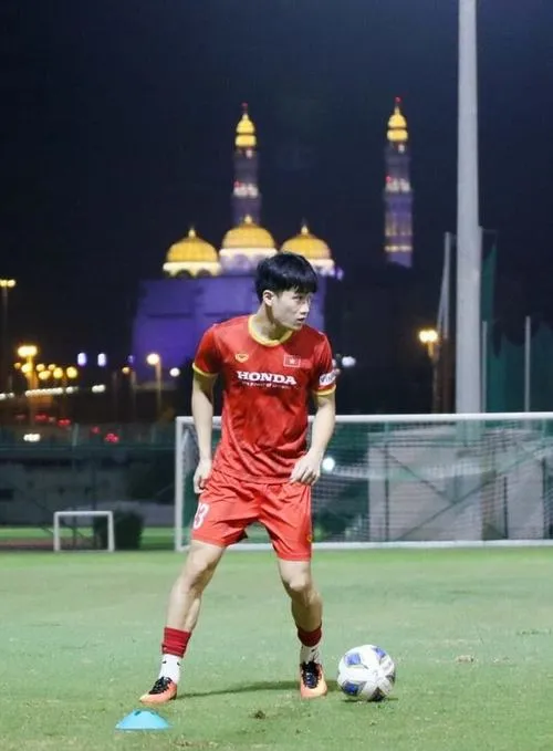 34 Khoảnh khắc Hoàng Đức ăn mừng cùng đồng đội, ôm vai, miệng hét, năng lượng bùng nổ