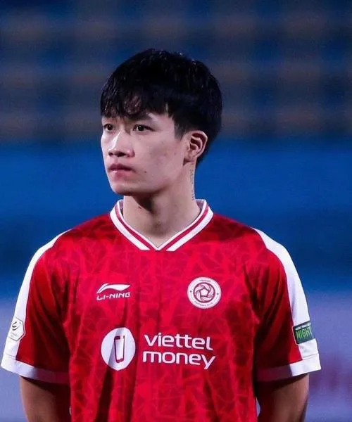 35 Ảnh tiền vệ cầm nhịp khi Hoàng Đức ra dấu chiến thuật, đồng đội nhìn theo, nhịp trận rõ ràng