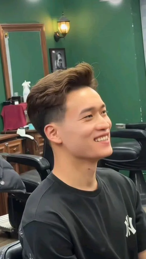 36 Hoàng Đức nhận hoa và cúp trên sân khấu, ánh đèn chói, khoảnh khắc tỏa sáng đáng nhớ