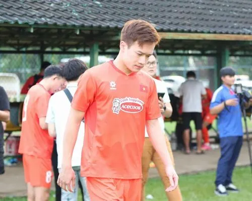 37 Ảnh phóng viên ảnh bắt cảnh Hoàng Đức ký áo cho fan, hàng rào sân và tay đưa ra liên tục