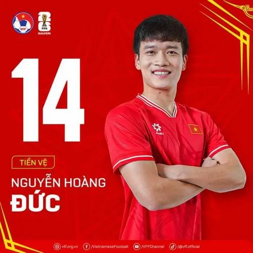 38 Hoàng Đức bước qua hành lang ra sân, ánh sáng đèn tuýp, nếp áo đấu và vẻ bình thản