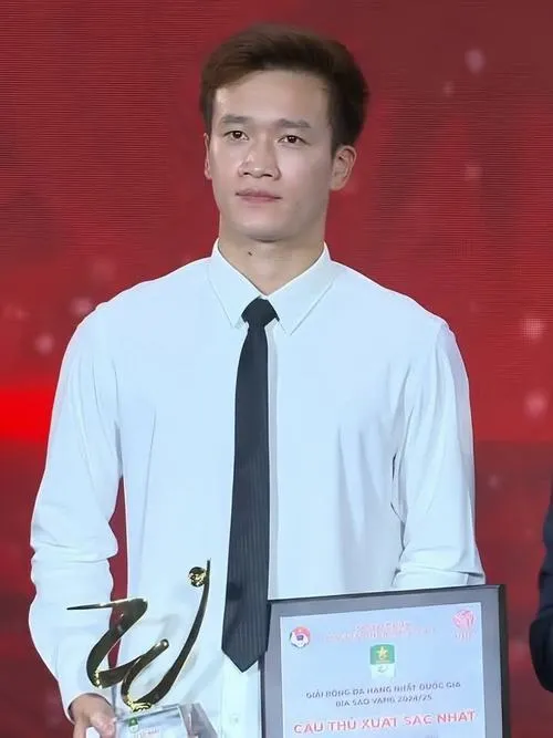 39 Ảnh thể thao ghi cảnh Hoàng Đức ngồi nghỉ, khăn phủ vai, chai nước bên cạnh, thở sâu