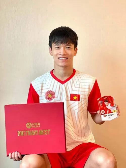 40 Hoàng Đức đứng giữa sân sau trận, nhìn lên khán đài, cảm xúc lắng lại, câu chuyện còn dang dở