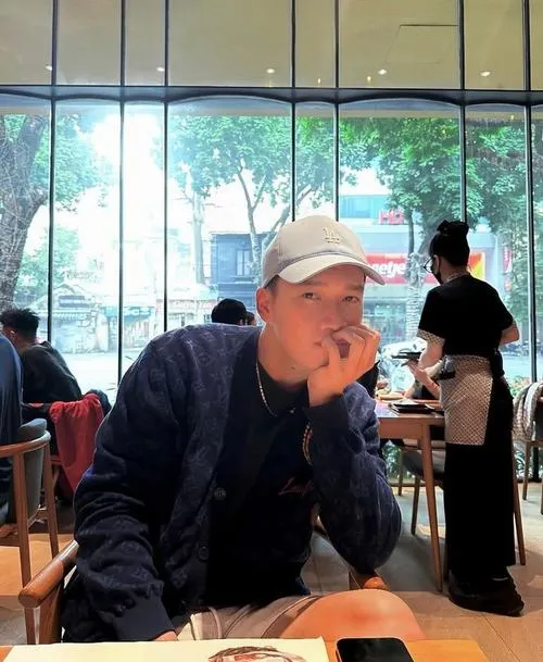 6 Ảnh chân dung Hoàng Đức ở quán cà phê, đội mũ, ánh sáng cửa kính, thần thái thư thái