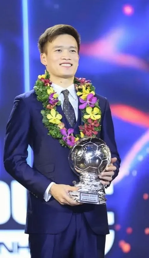 18 Hoàng Đức trên sân khấu nhận cúp, vòng hoa cổ, ánh đèn xanh tím, khoảnh khắc vàng đáng nhớ