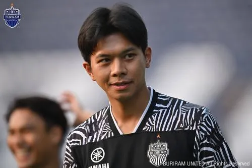 76 Hình ảnh Pansa Hemviboon: Thủ lĩnh hàng thủ tuyển Thái Lan với phong thái đầy nam tính