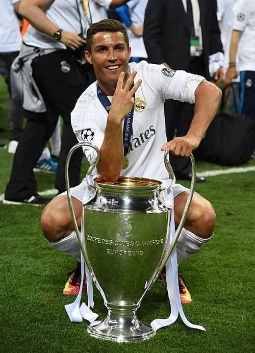 9 Ronaldo giơ cúp tai voi C1, ruy băng bay nhẹ, sân cỏ xanh làm nền nổi bật