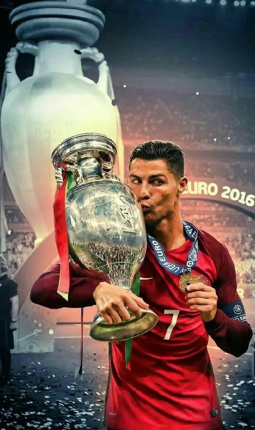 13 Ronaldo cầm cúp ngồi trên sân, áo đấu dính cỏ, ánh đèn sân vận động bao trùm