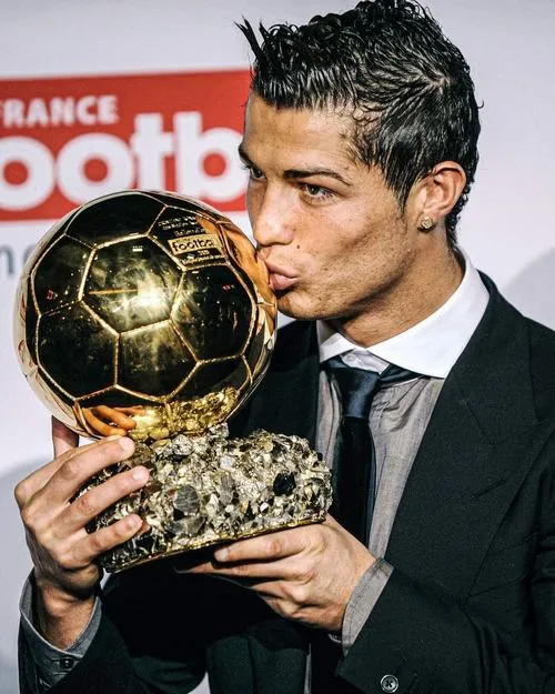 14 CR7 nâng cup cao qua đầu, băng đội trưởng nổi bật, đồng đội phía sau nhảy bật