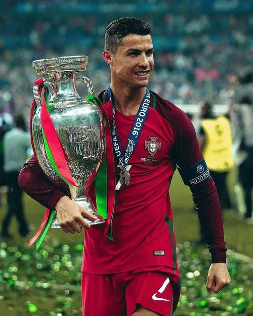 18 Ronaldo nâng cup với pháo sáng, ánh ngược sáng tạo viền quanh cúp, cảm giác điện ảnh