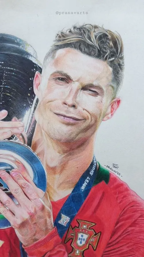 20 Ronaldo cầm cup bên đường hầm, ánh đèn hắt mạnh, không khí chờ bùng nổ rất rõ
