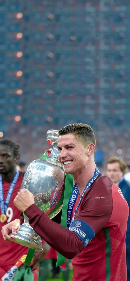 21 CR7 nâng cúp trên xe buýt đội, ruy băng rung nhẹ, khung cảnh ăn mừng ngoài phố