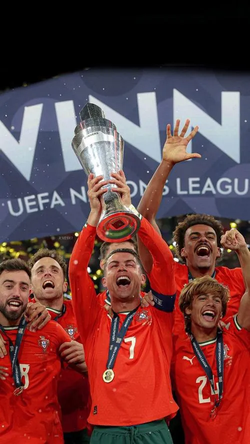 22 Ronaldo cầm cúp ở khách sạn, ánh vàng ấm, cảm giác đời thường nhưng vẫn sang trọng